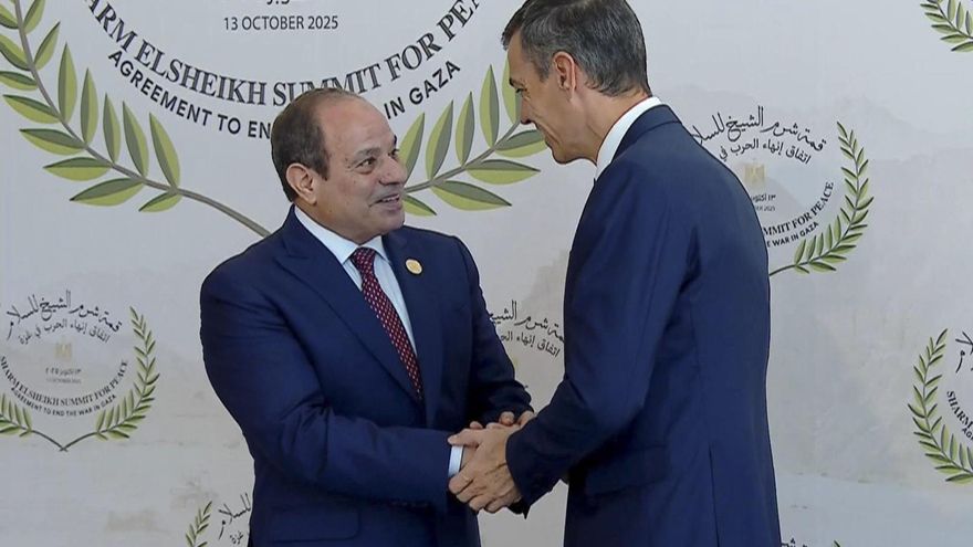 El presidente del Gobierno de España, Pedro Sánchez, saluda al presidente de Egipto, Abdelfatah Al Sisi, durante un encuentro este lunes en Sharm el Sheij.