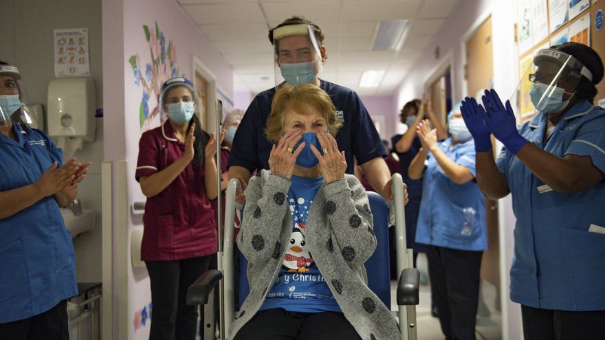 Margaret Keenan, la primera mujer vacunada contra el coronavirus de Reino Unido y del mundo. FOTO: Ap photo