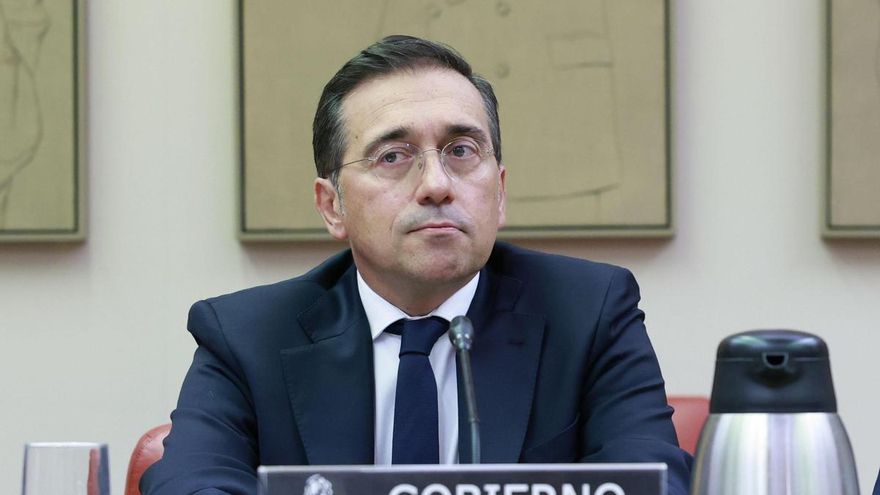 El ministro de Asuntos Exteriores, José Manuel Albares, comparece a petición propia en el Congreso para informar sobre la actuación de su departamento en la crisis migratoria de Ceuta, este viernes. EFE/ Chema Moya