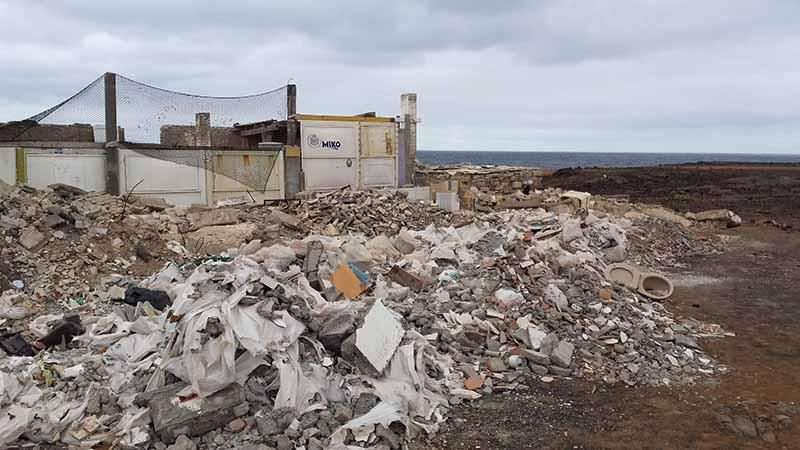 Derribo de una chabola en El Confital. Canarias Ahora.