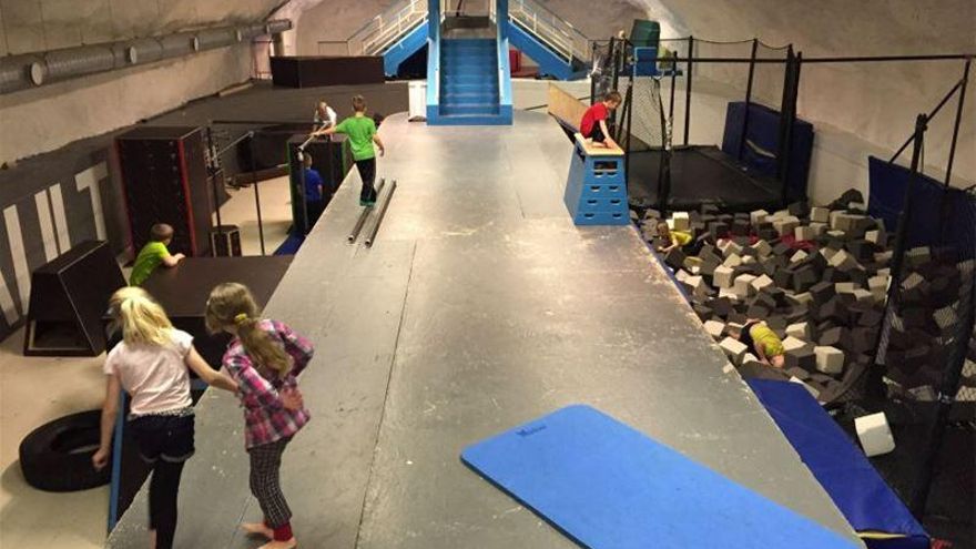 Una sala de parkour situada en el refugio antiaéreo del túnel de Mustakallio, en la ciudad finlandesa de Lahti.