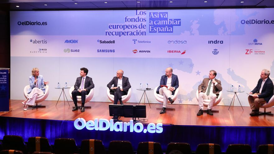 Mesa sobre la nueva era digital.