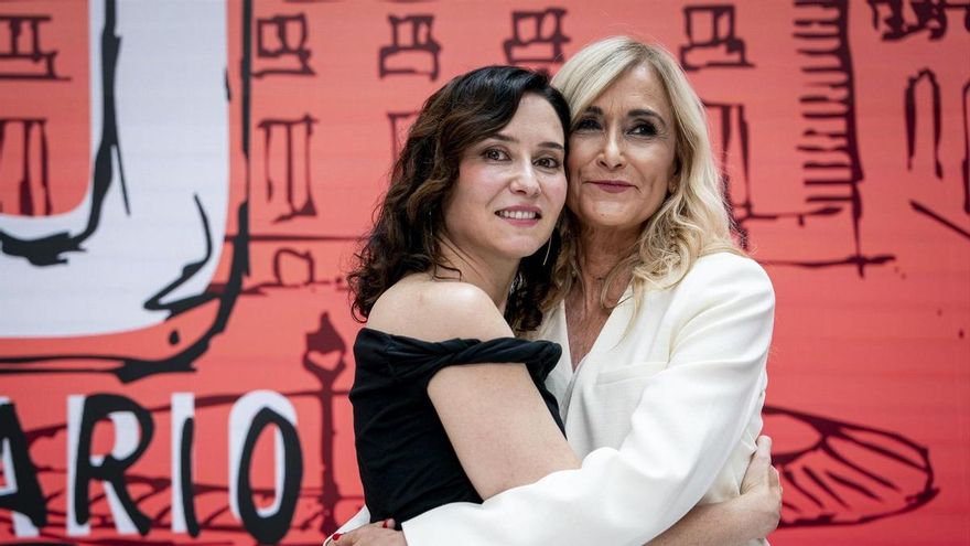 La presidenta de la Comunidad de Madrid, Isabel Díaz Ayuso (i), y la expresidenta de la Comunidad de Madrid, Cristina Cifuentes (d), durante el acto conmemorativo del 40º aniversario de la Real Casa de Correos como sede de la Presidencia del Gobierno regional, a 13 de junio de 2025, en Madrid (España). A. Pérez Meca / Europa Press