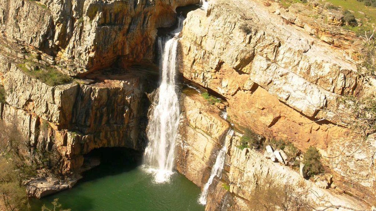 Además de una espectacular cascada de 40 metros, en esta ruta podrás ver aves rapaces y pinturas rupestres