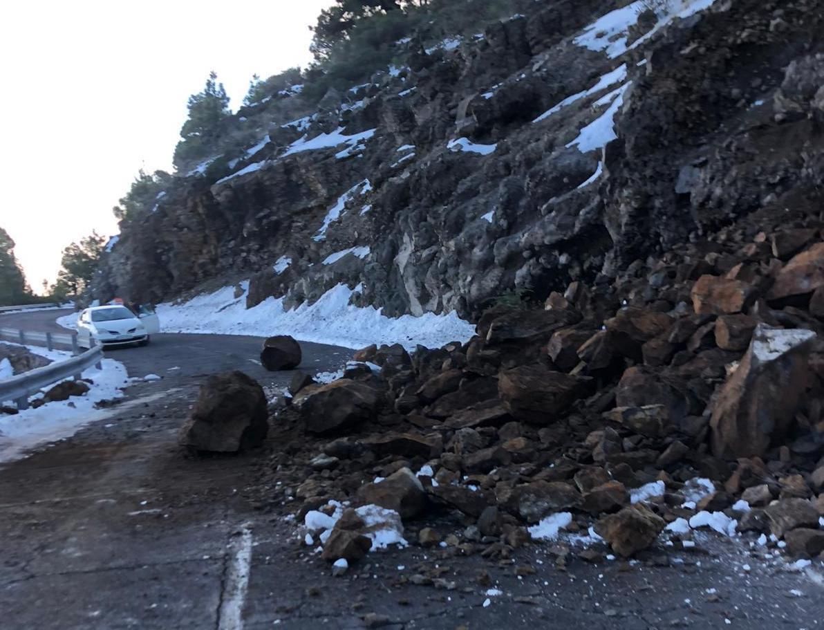 Nieve y piedras en la carretera de acceso al Roque.