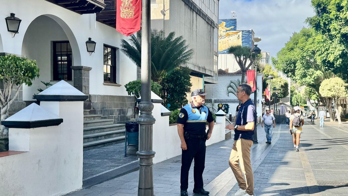 Javier Llamas, alcalde de Los Llanos de Aridane, y un agente de la Policía Local.