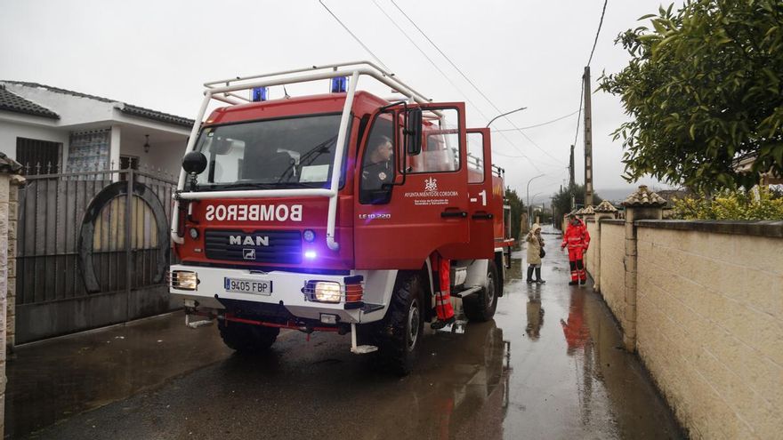 Bomberos vigilan el estado del río a su paso por las parcelaciones
