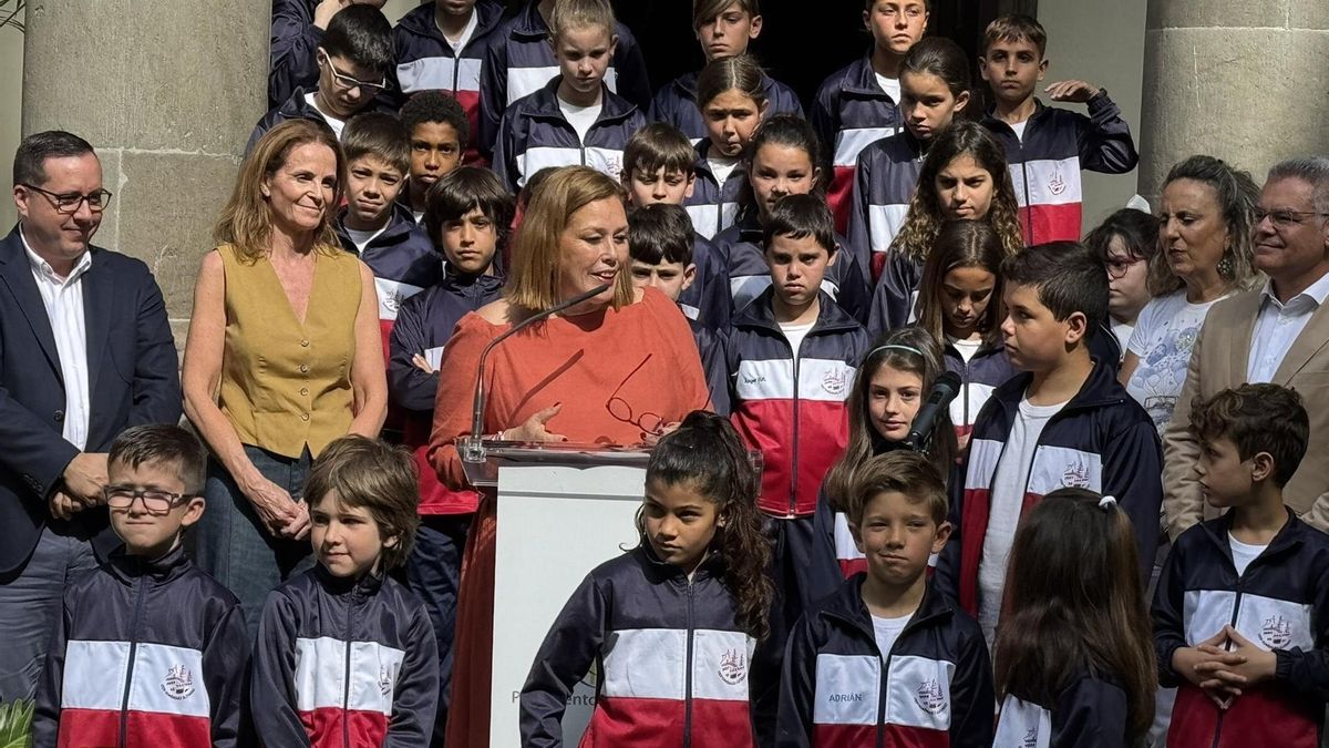 Astrid Pérez, junto a los alumnos del CEIP Domínguez Alfonso de La Orotava.