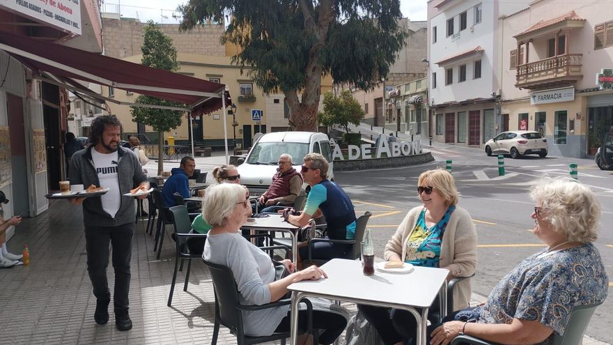 Un grupo de mujeres extranjeras toman el desayuno en el caso de Granadilla de Abona