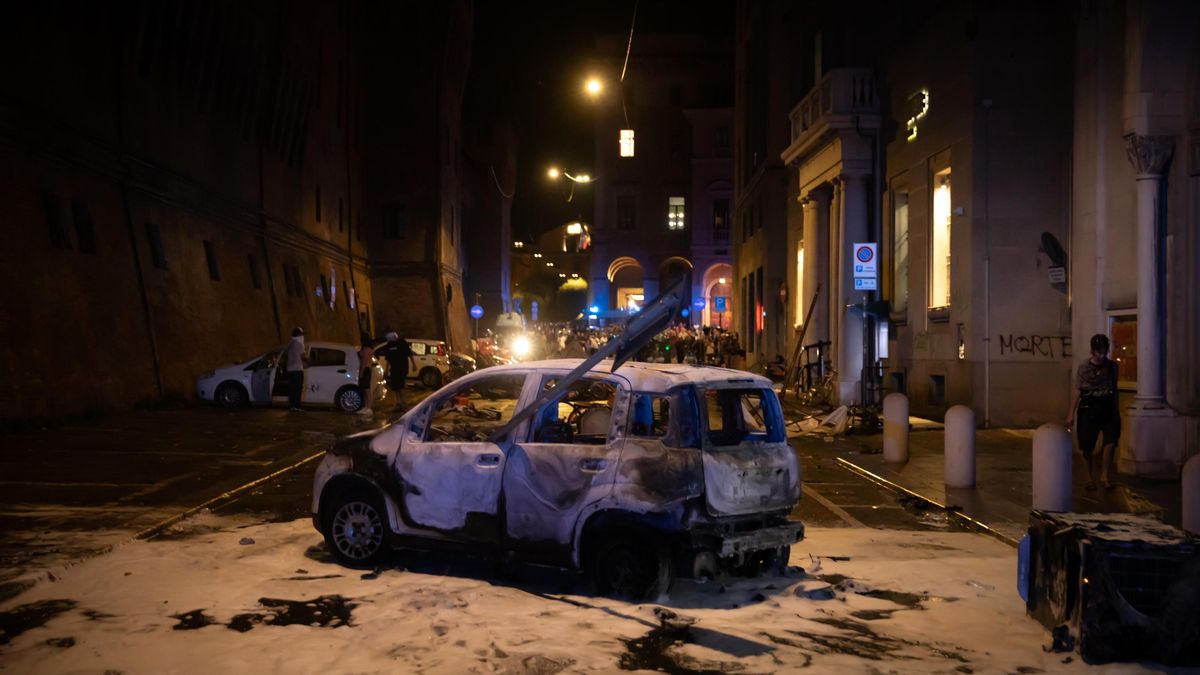 Un coche dañado durante los enfrentamientos entre manifestantes y la policía en el marco de una manifestación por la muerte de Abderrahim Fakir, en Bolonia.
