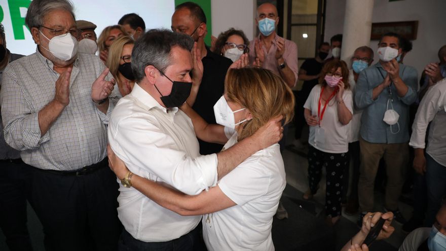 El alcalde de Sevilla, Juan Espadas y , la secretaria general del PSOE-A, Susana Días se saludan a 13 de junio del 2021, en Sevilla. El alcalde de Sevilla, Juan Espadas, ha ganado las primarias celebradas este domingo por su partido para elegir al candi