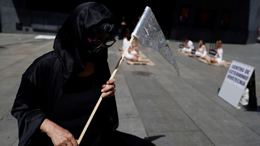 Activistas escenifican en Madrid la crueldad animal de laboratorio Vivotecnia