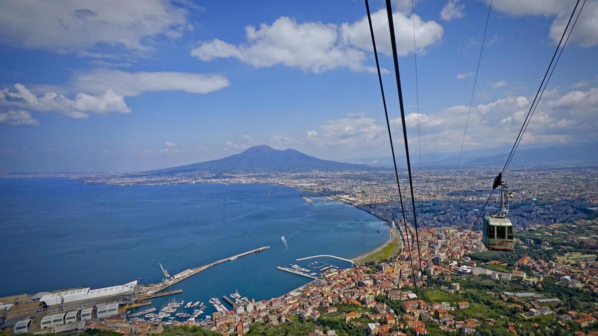 Foto de archivo del teleférico en Nápoles, Campania
