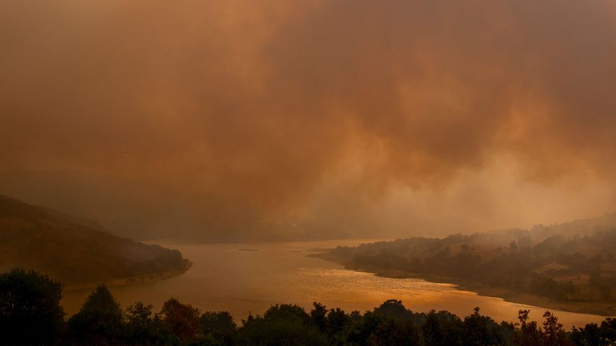El incendio de Chandrexa (Ourense) ya es el más grande de la historia de Galicia
