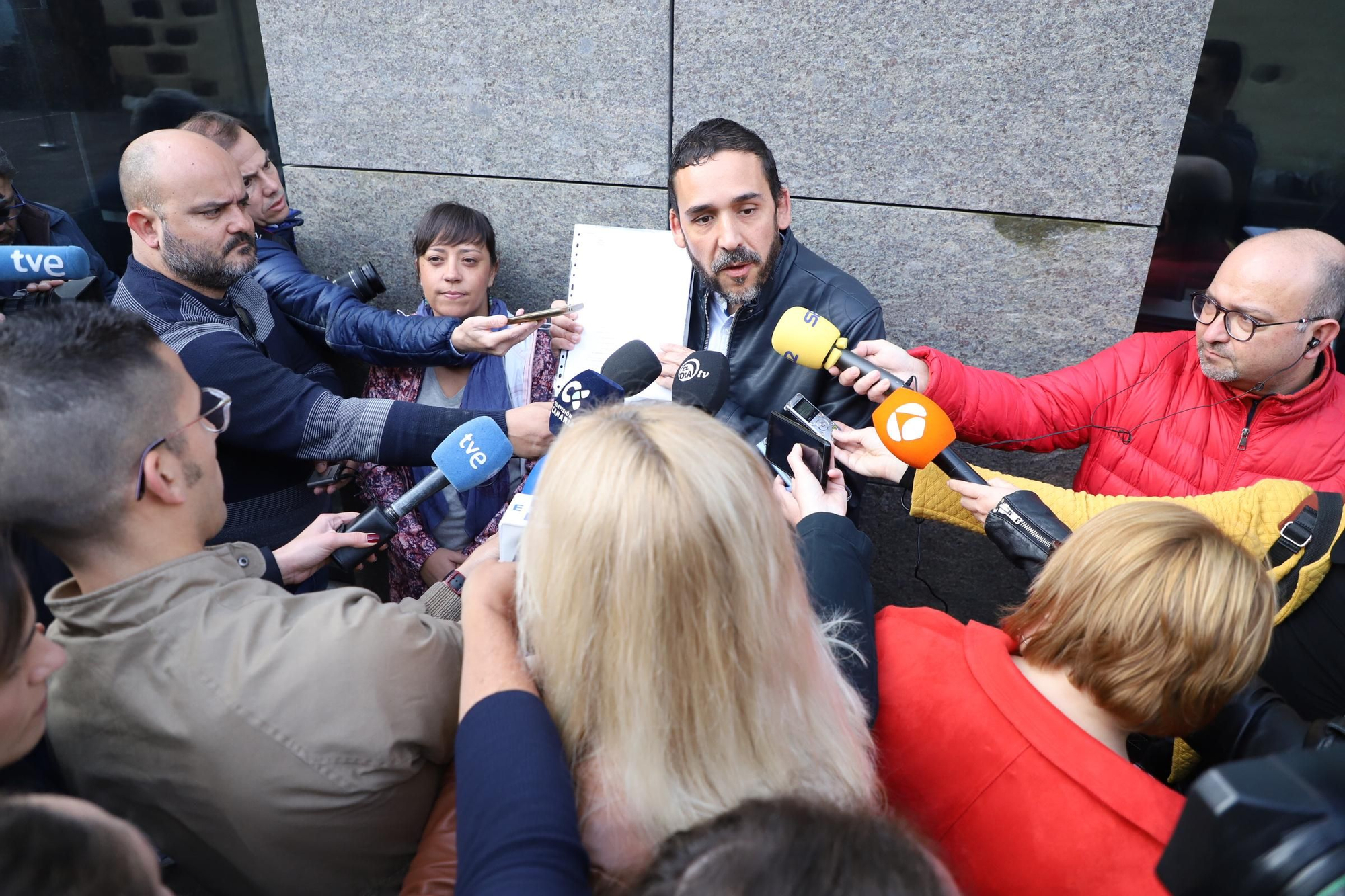 Rubens Ascanio atiende a los medios por fuera de los juzgados de La Laguna
