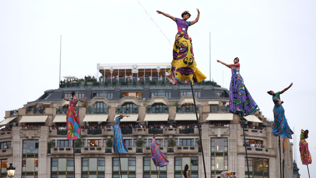 Artistas actúan durante la ceremonia de apertura