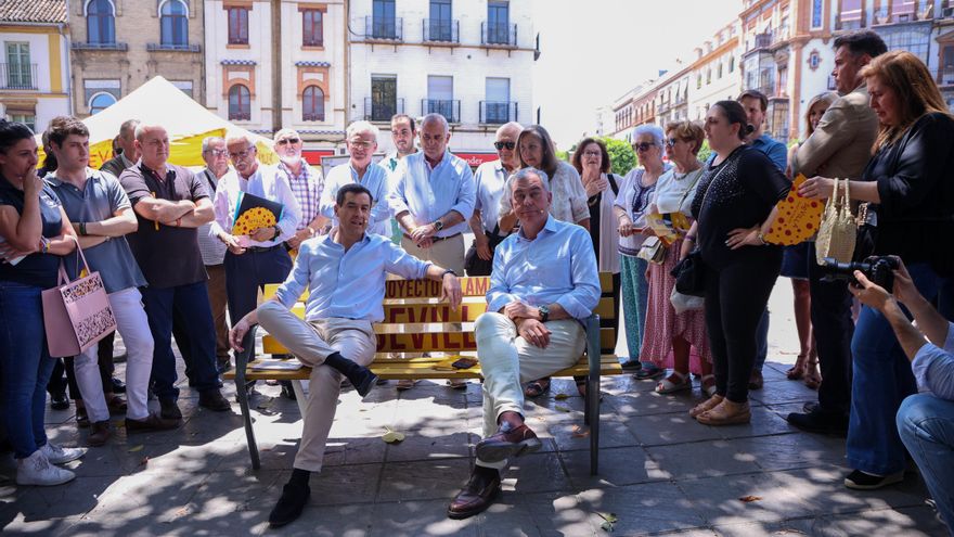 Moreno y Sanz, sentados en el banco a la sombra del ficus.