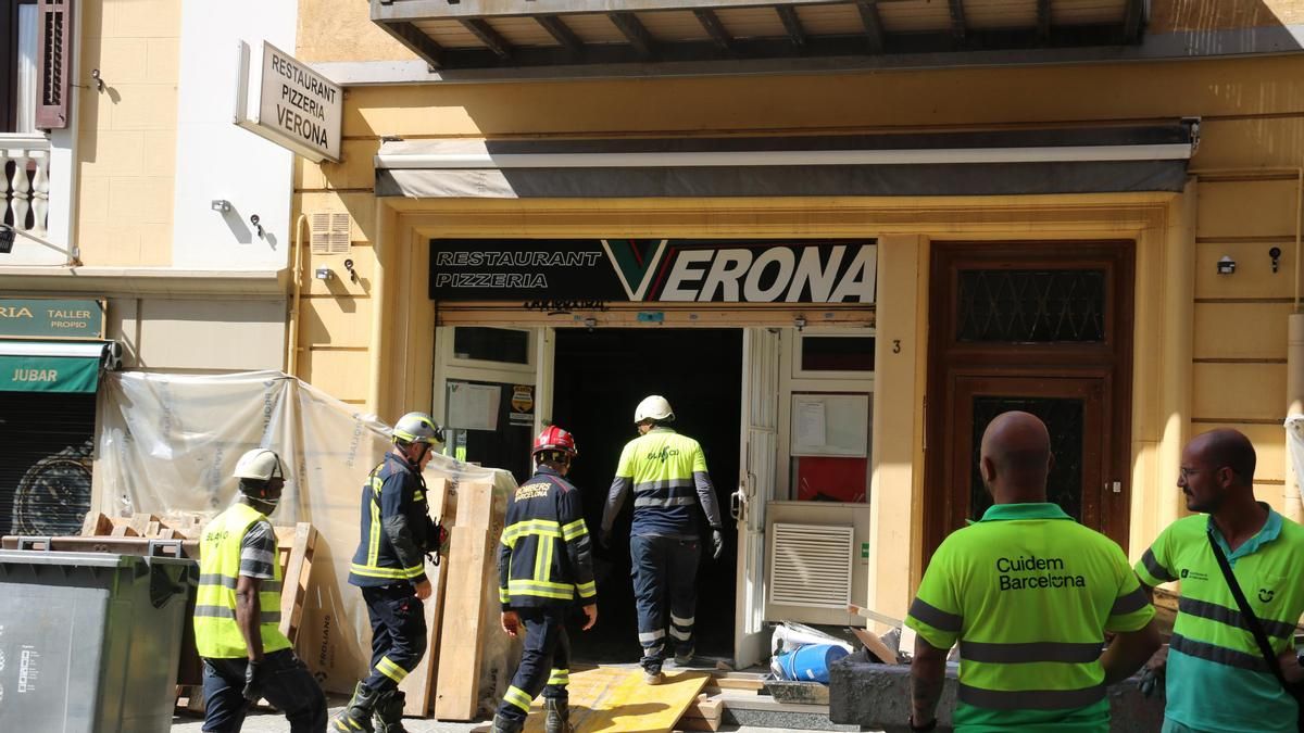 Los desalojados por el socavón del metro en Barcelona no podrán volver a casa al menos hasta el viernes