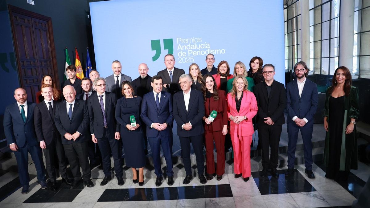 La mayoría de los premiados, con el Presidente Juan Manuel Moreno