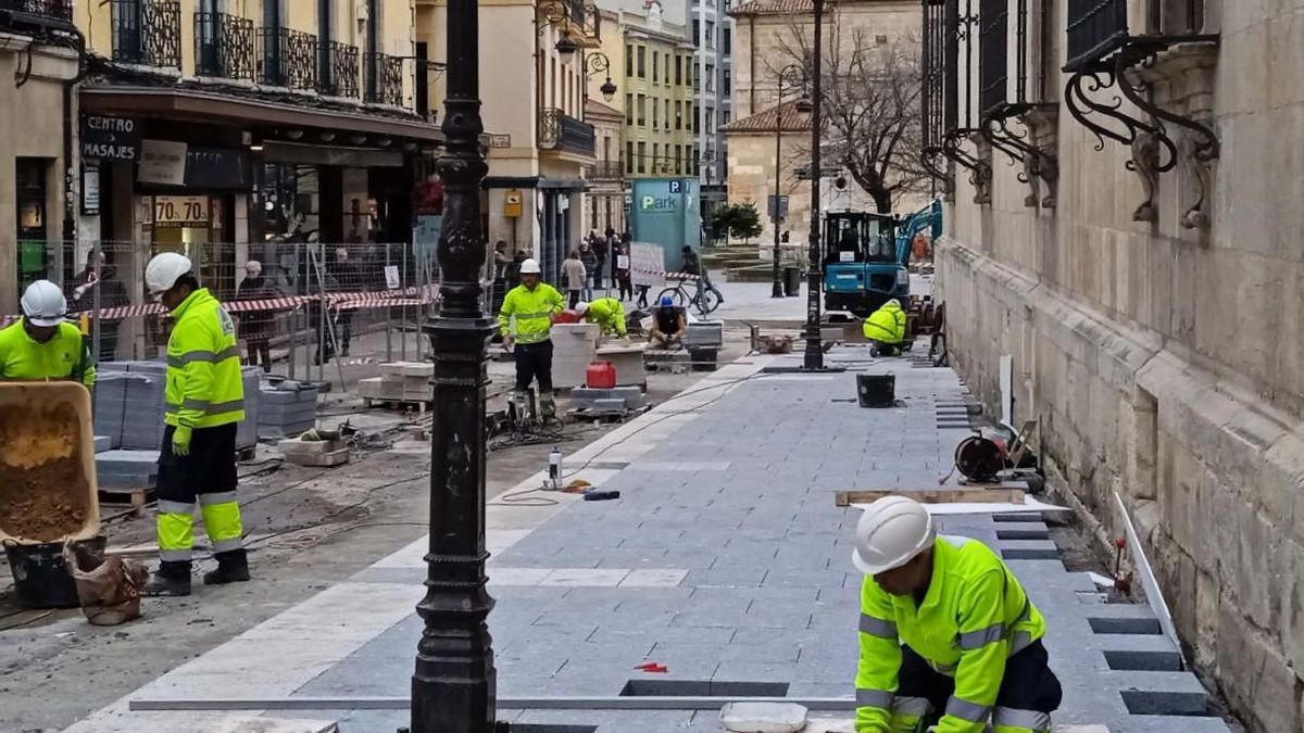 Las obras en el centro monumental de León ya muestran el nuevo suelo de la calle Ancha, la Catedral y Botines