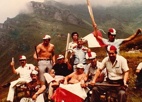 Miembros de la primera Junta Directiva de ADIC, presidida por Miguel Ángel Revilla, en una excursión por la zona de San Roque de Riomiera.