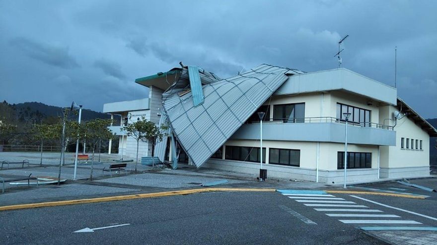 Dos heridos, carreteras cortadas, árboles caídos y algunas clases suspendidas al paso de la borrasca Martinho por Galicia
