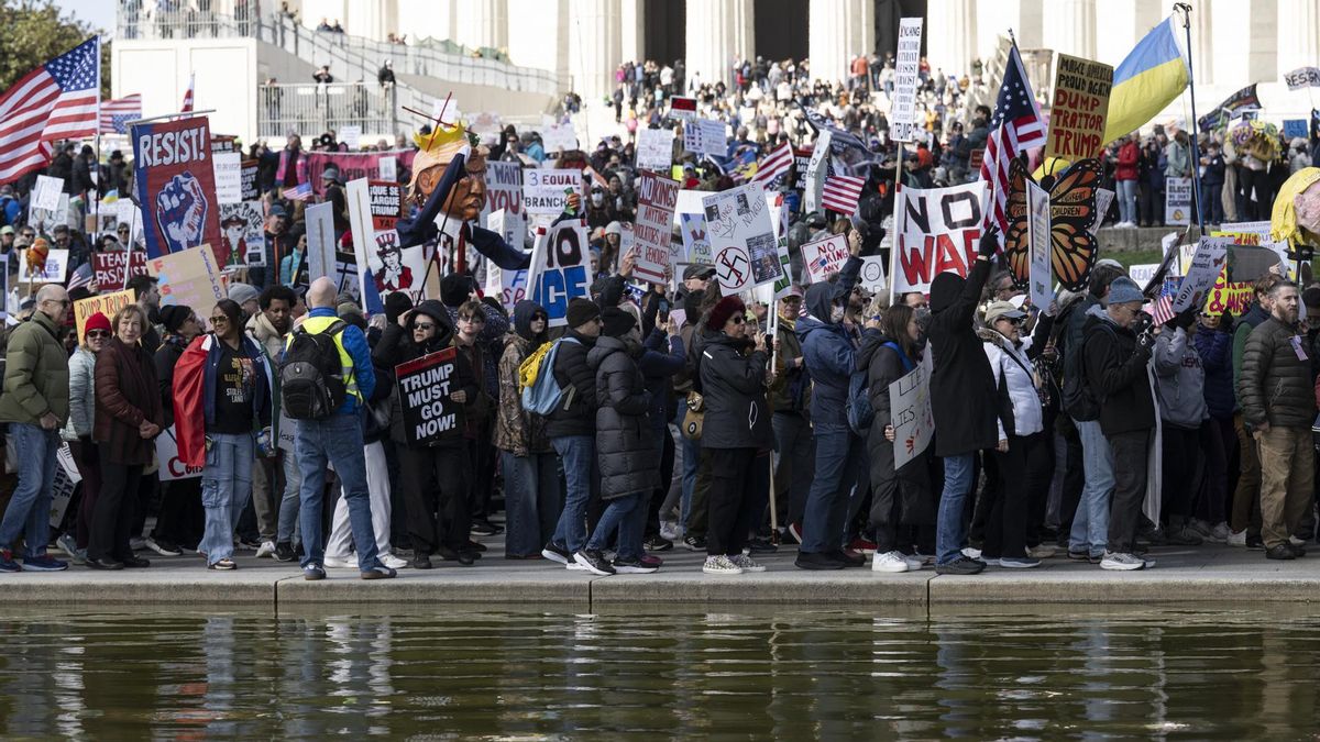 Un numeroso grupo de manifestantes frente al Memorial de Lincoln en la manifestación de este sábado en Washington.