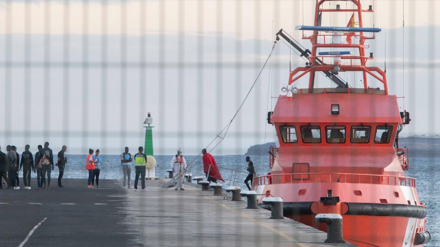 Rescatan a 106 inmigrantes a bordo de tres pateras en Canarias y Alicante