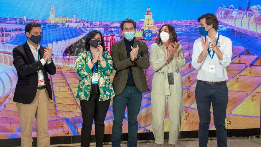 Clausura del XV Congreso provincial extraordinario del PP de Sevilla, con Virginia Pérez, Teodoro García Egea y Loles López en el centro