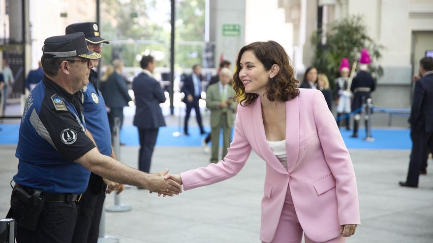 La presidenta de la Comunidad de Madrid en funciones, Isabel Díaz Ayuso, a su llegada al Palacio de Cibeles donde se constituirá la nueva corporación municipal con Almeida como alcalde de la capital