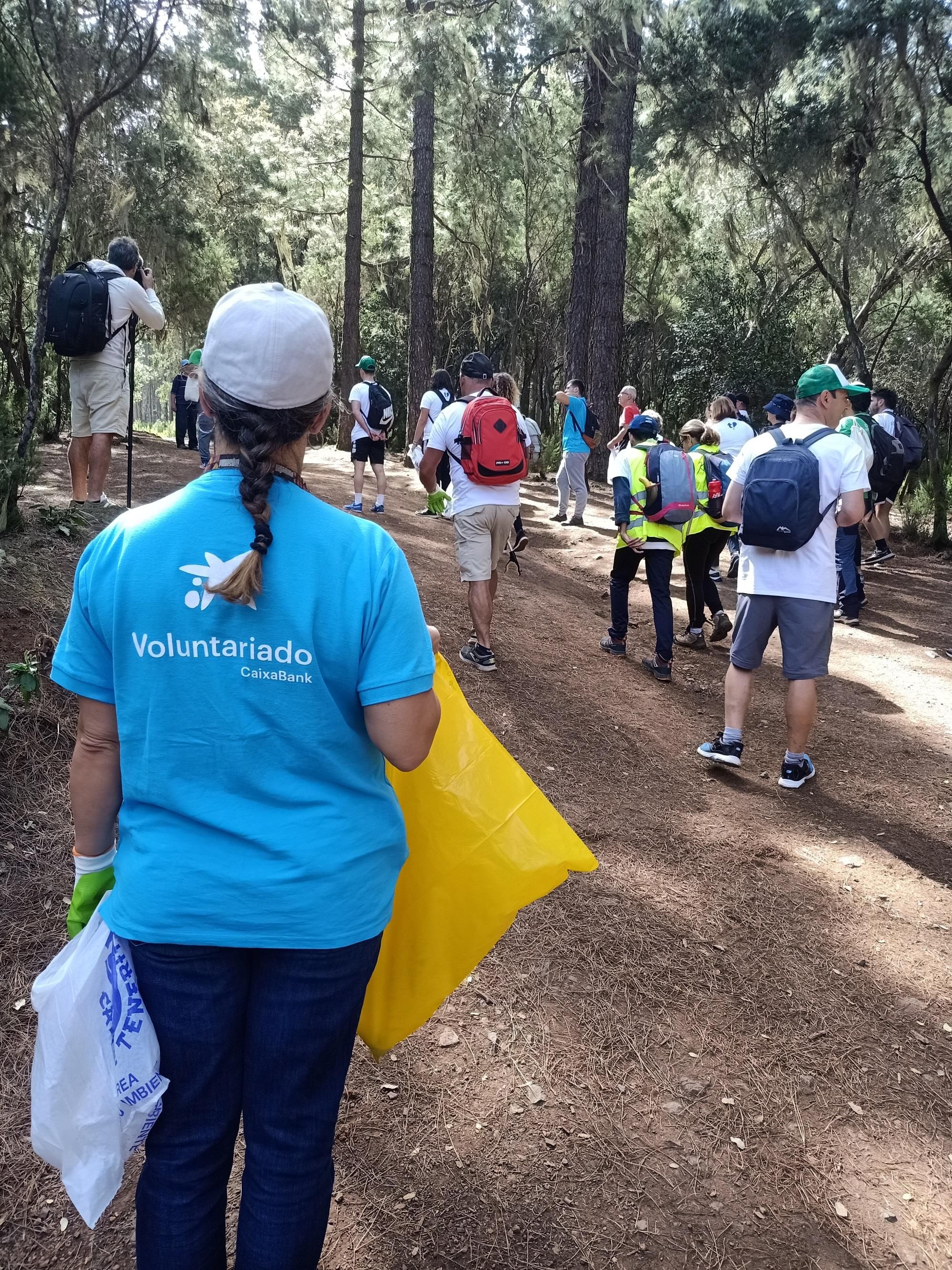 Voluntarios de Caixabank durante una actividad de limpieza.