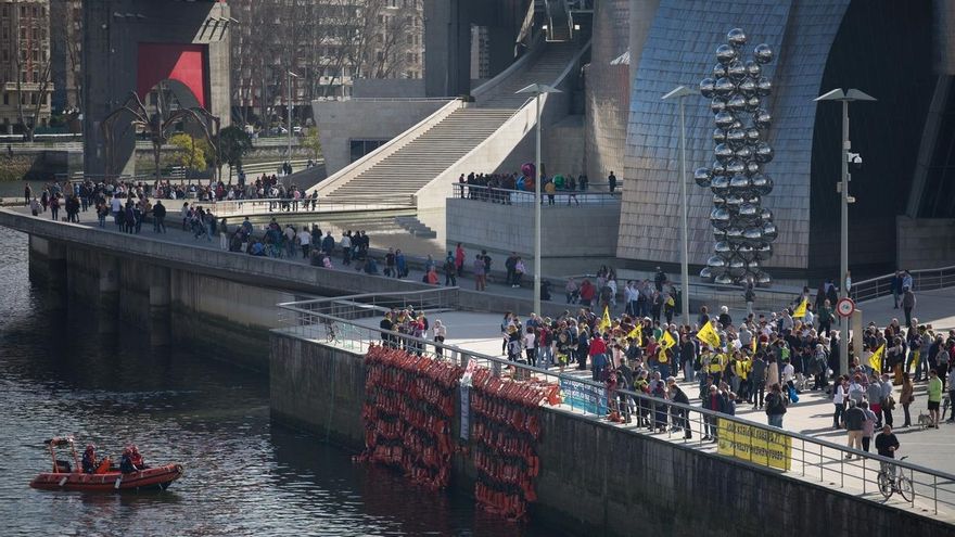 Despliegan en la ría de Bilbao un chaleco por cada una de las muertes en el Mediterráneo durante 2019