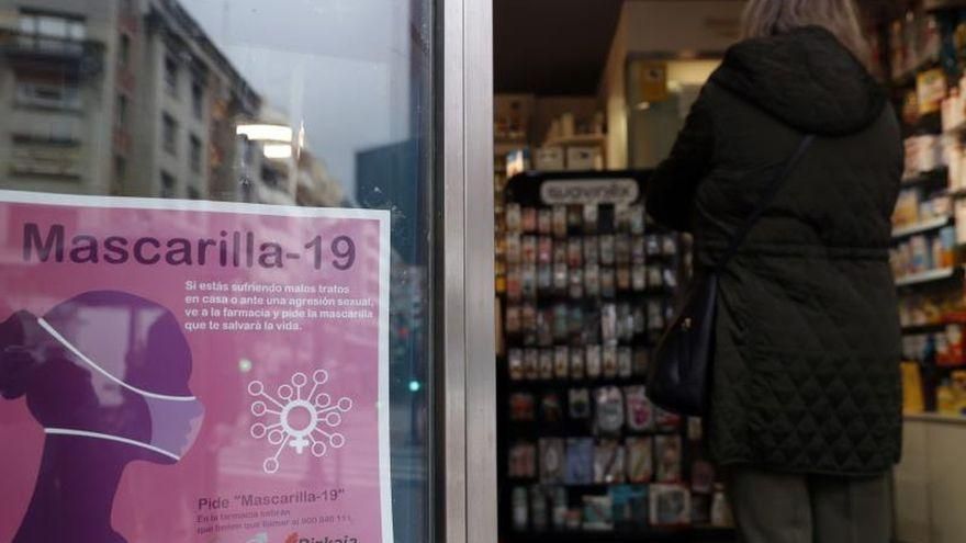 Un cartel con la campaña 'Mascarilla-19' para denunciar la violencia machista en las farmacias. EFE