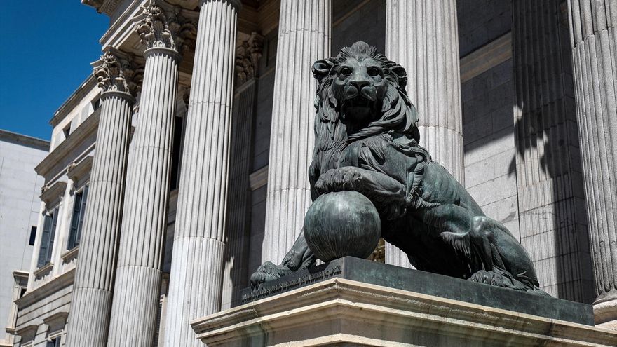 Uno de los emblemáticos leones que se encuentran delante de la fachada del Congreso de los Diputados en la Plaza de las Cortes de Madrid. Óscar J.Barroso / Europa Press