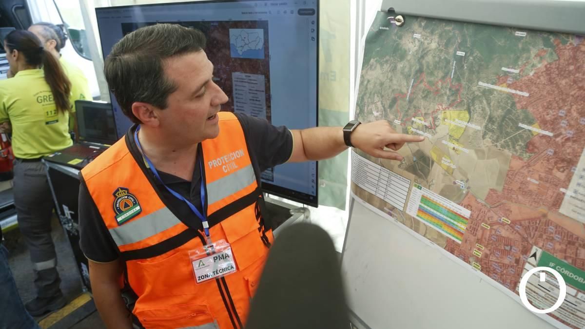 El Puesto de Mando Avanzado contra el incendio de Córdoba, en imágenes