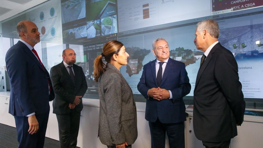 La presidenta de Cantabria, María José Sáenz de Buruaga, y el consejero de Industria, Eduardo Arasti, en CISGA, que acogerá el Iberia Data Center, primer centro de datos para uso de corporaciones públicas y empresas privadas de Cantabria