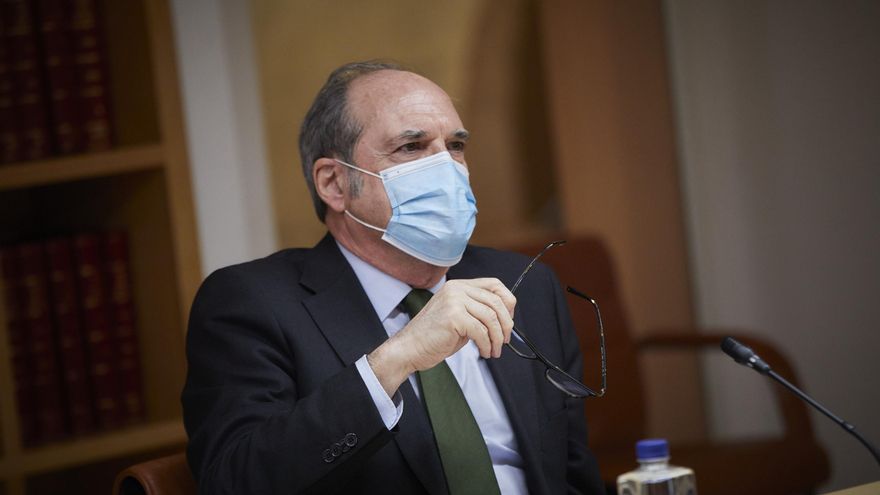 Archivo - El portavoz socialista en la Asamblea de Madrid, Ángel Gabilondo, antes de una reunión con la presidenta de la Comunidad y con el resto de portavoces regionales, en Madrid, en la sede del Gobierno regional, en Madrid (España), a 16 de febrero de