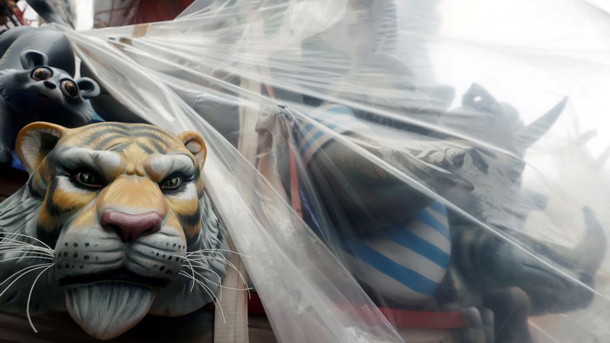 Fallas protegidas con plásticos ante la amenaza de tormentas. 