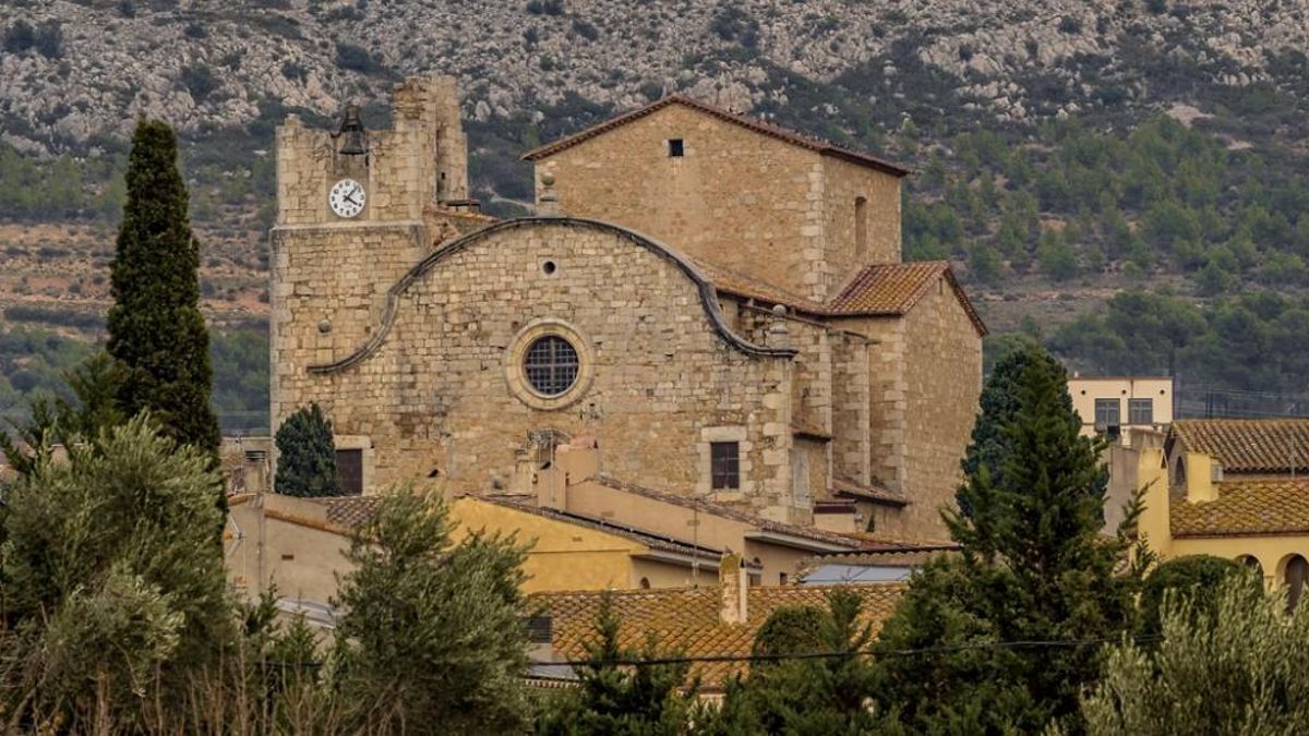 La leyenda más extendida atribuía a la tramuntana la responsabilidad de haber derribado las cubiertas o de impedir que los maestros de obras coronasen las elevadas torres con seguridad