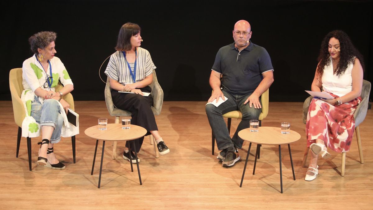 Debate moderado por la periodista de Canarias Ahora Jennifer Jiménez, con Marta Femia, de la Fundación Anesvad; Elisa Bernal, de Acción contra el Hambre; y Juan Carlos Lorenzo, coordinador de la Comisión Española de Ayuda al Refugiado (CEAR) en Canarias.