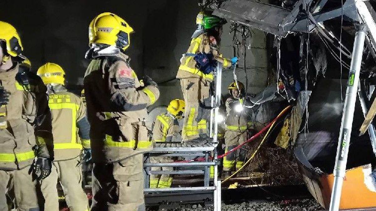 Un muerto y cuatro heridos graves tras el choque de un tren de Rodalies con un muro caído en Gelida, Barcelona