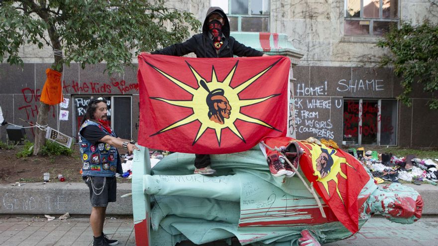 Manifestantes derriban la estatua de Egerton Ryerson, arquitecto de las escuelas canadienses en las que se asimilaba a la población indígena, en junio de 2021.