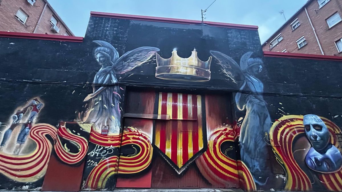 Fachada del local de ensayos de la colla, ubicado en el distrito de Puente de Vallecas