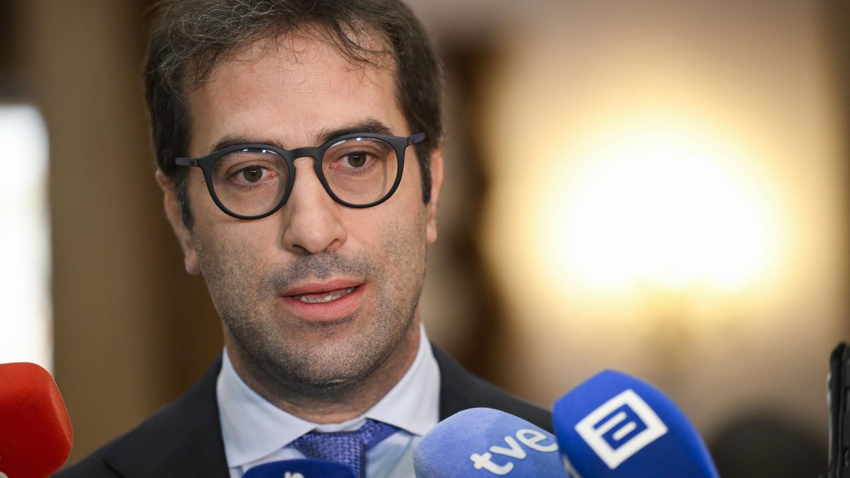 El ministro de Economía, Carlos Cuerpo, hace declaraciones a los medios sobre las ayudas a Venezuela, a su llegada a la LXVI Reunión Ordinaria de Gobernadores del Banco Centroamericano de Integración Económica (BCIE) en Oviedo/Uviéu.