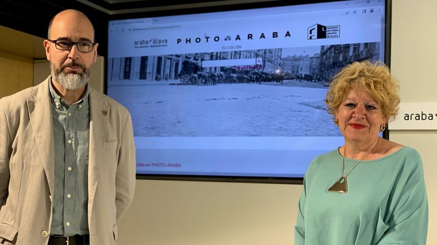 La diputada, Ana del Val, con el jefe de Servicio de Archivo, Pepe Sainz Varela