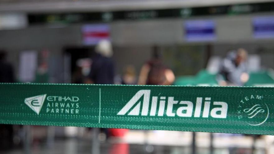 Alitalia cancela más de 350 vuelos pese a la desconvocatoria de la huelga