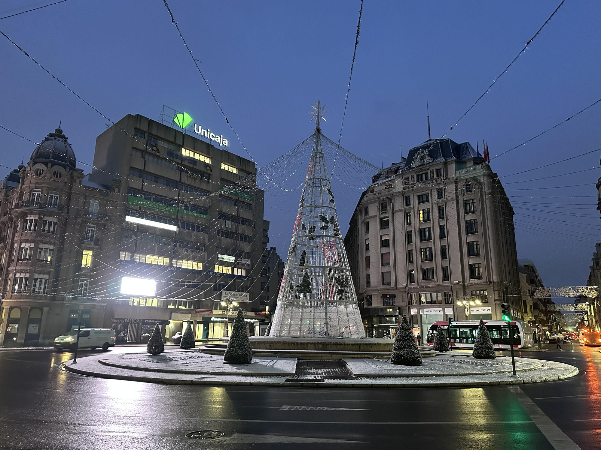 Postales de León nevado: las imágenes que deja la primera nevada del año en la capital