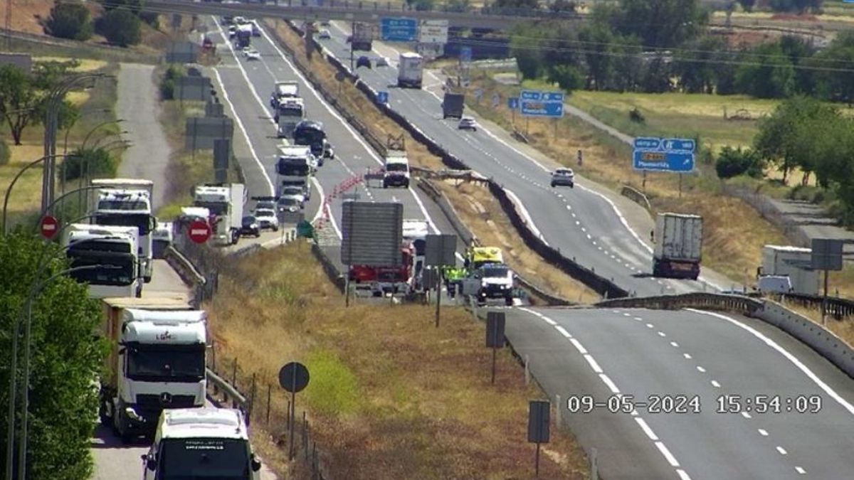 Accidente en la A-4 con dos personas fallecidas tras el choque entre un turismo y un camión