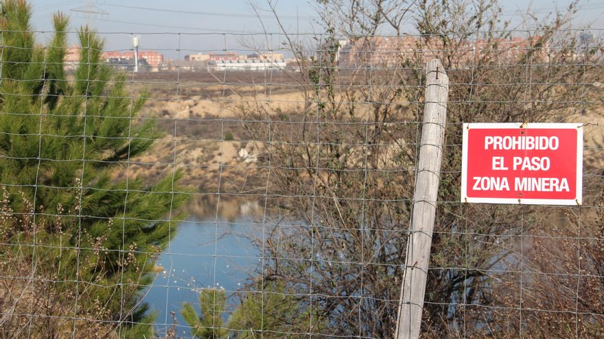 Un cartel de aviso de la empresa minera / R.R.