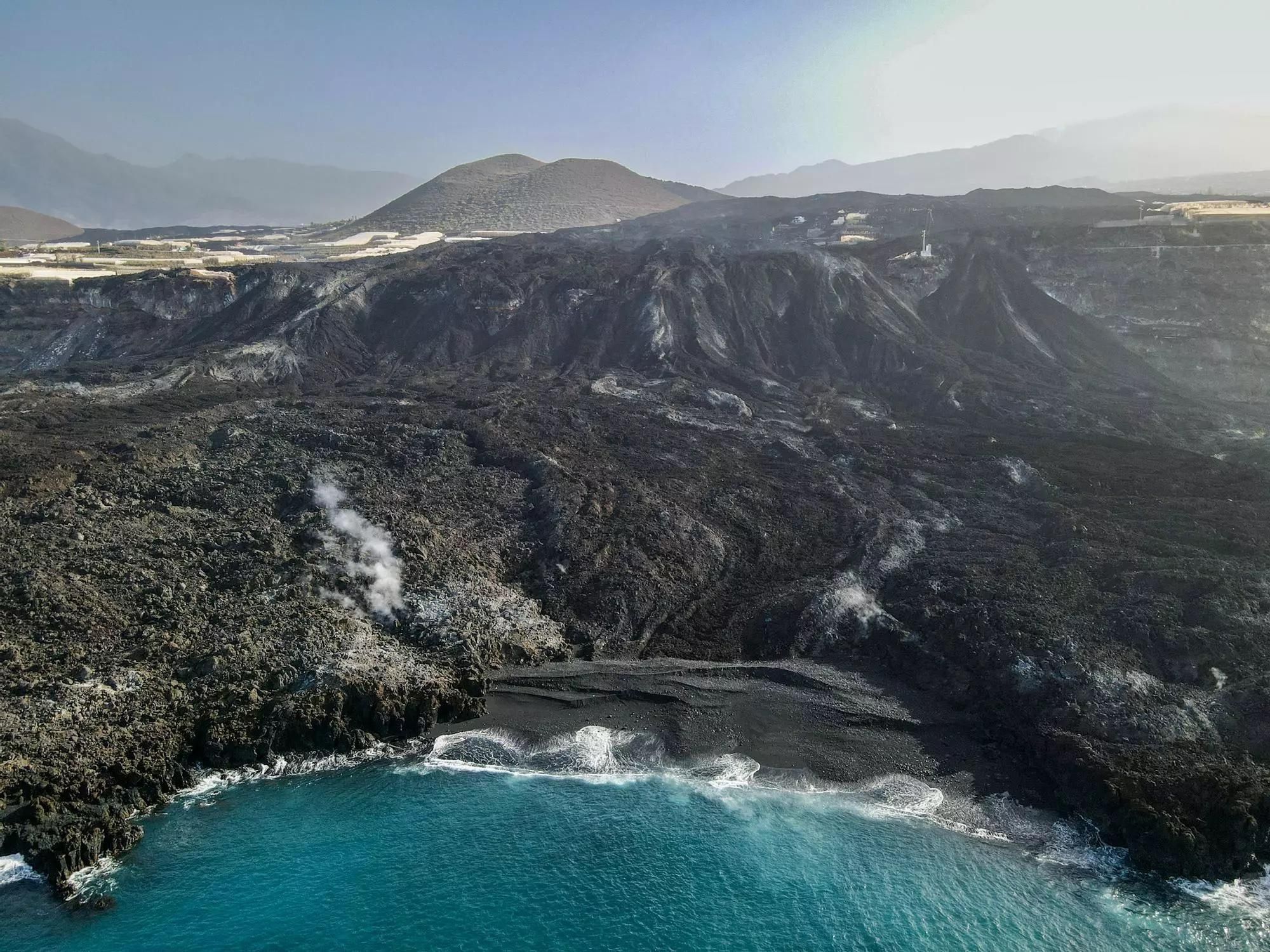 Imagen de archivo  una espectacular foto  realizada por David del Rosario que muestra  una de las nuevas playas creadas por la erupción volcánica que se inicio el pasado 19 de septiembre y se dio por terminada el 13 de diciembre.